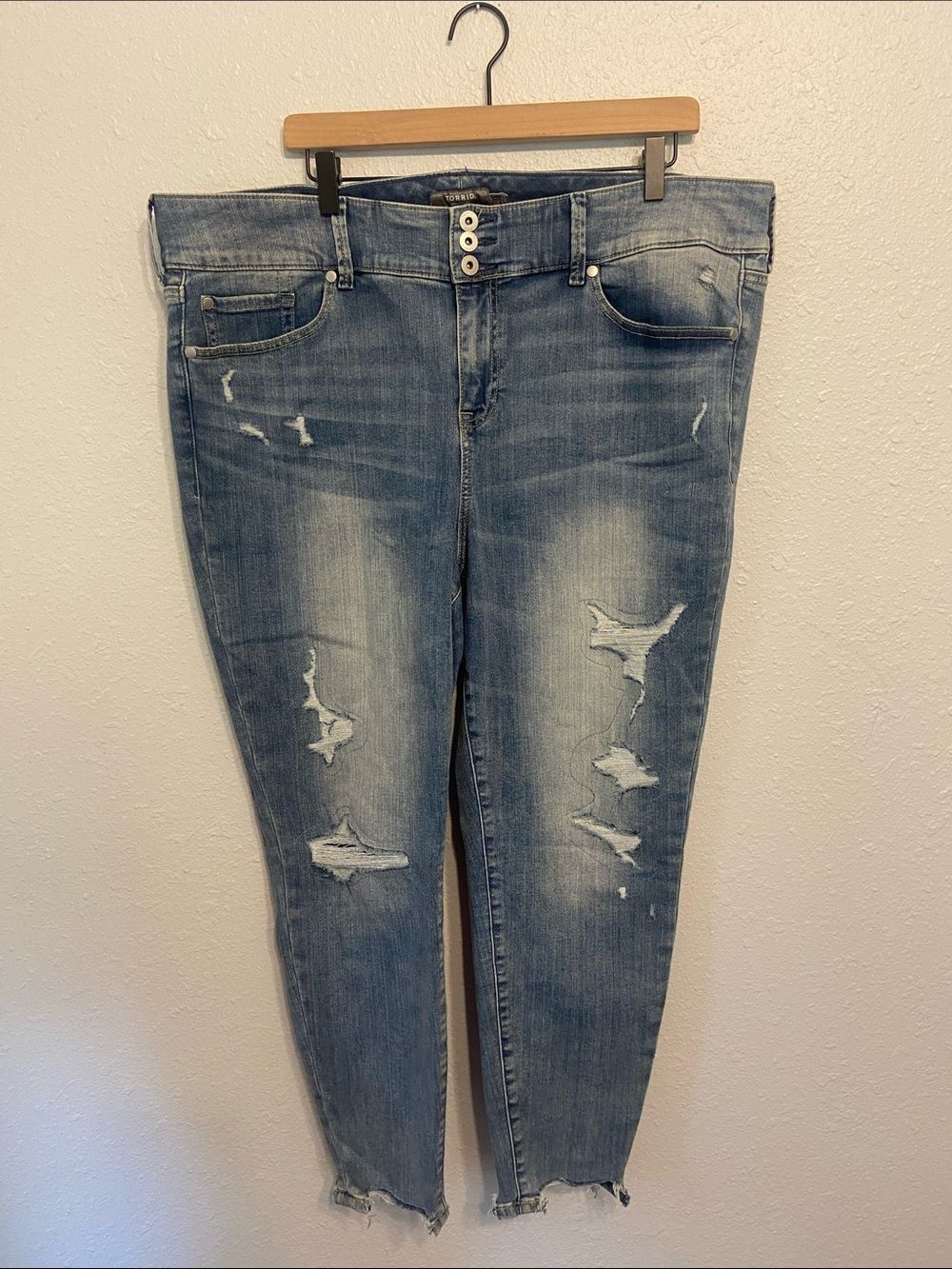 Torrid Medium Wash Distressed Super Soft Raw Edge Hem Skinny Jean Jegging Sz 22R
